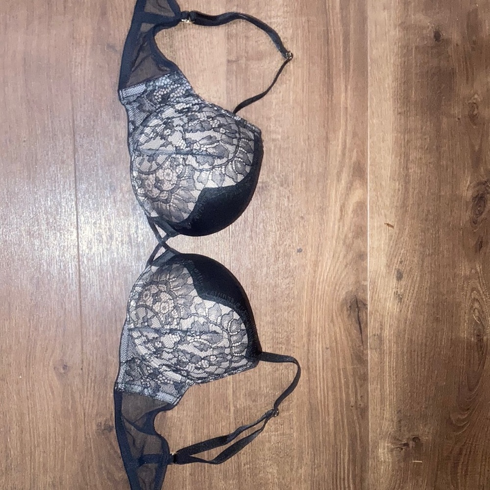 Victoria’s Secret bombshell plunge